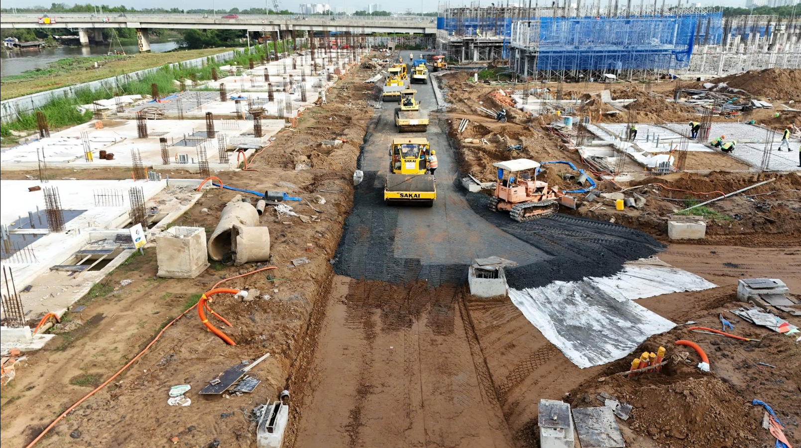 mặt biệt thự và đường đang được thi công trải nhựa